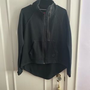 Nike black, thick, outdoor jacket. Size M. Pockets in front. Preowned.